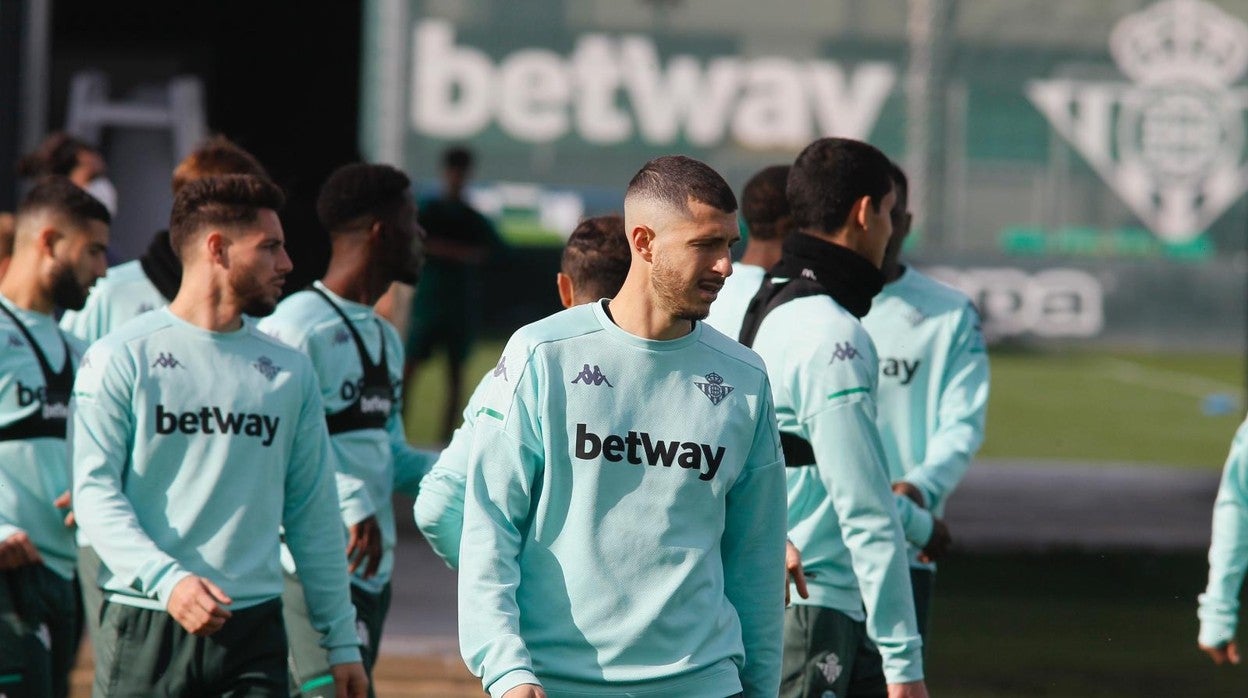 Guido Rodríguez, junto a varios compañeros, durante un entrenamiento