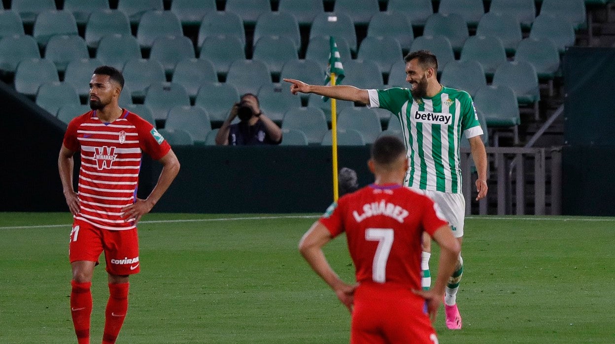Borja Iglesias señala al banquillo bético tras la consecución de uno de sus goles al Granada