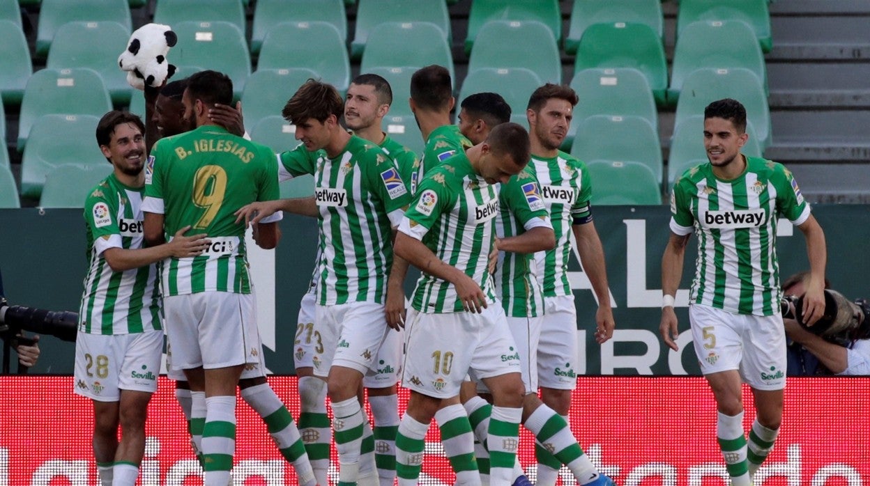 Los jugadores del Betis celebran el gol de Borja Iglesias ante el Huesca