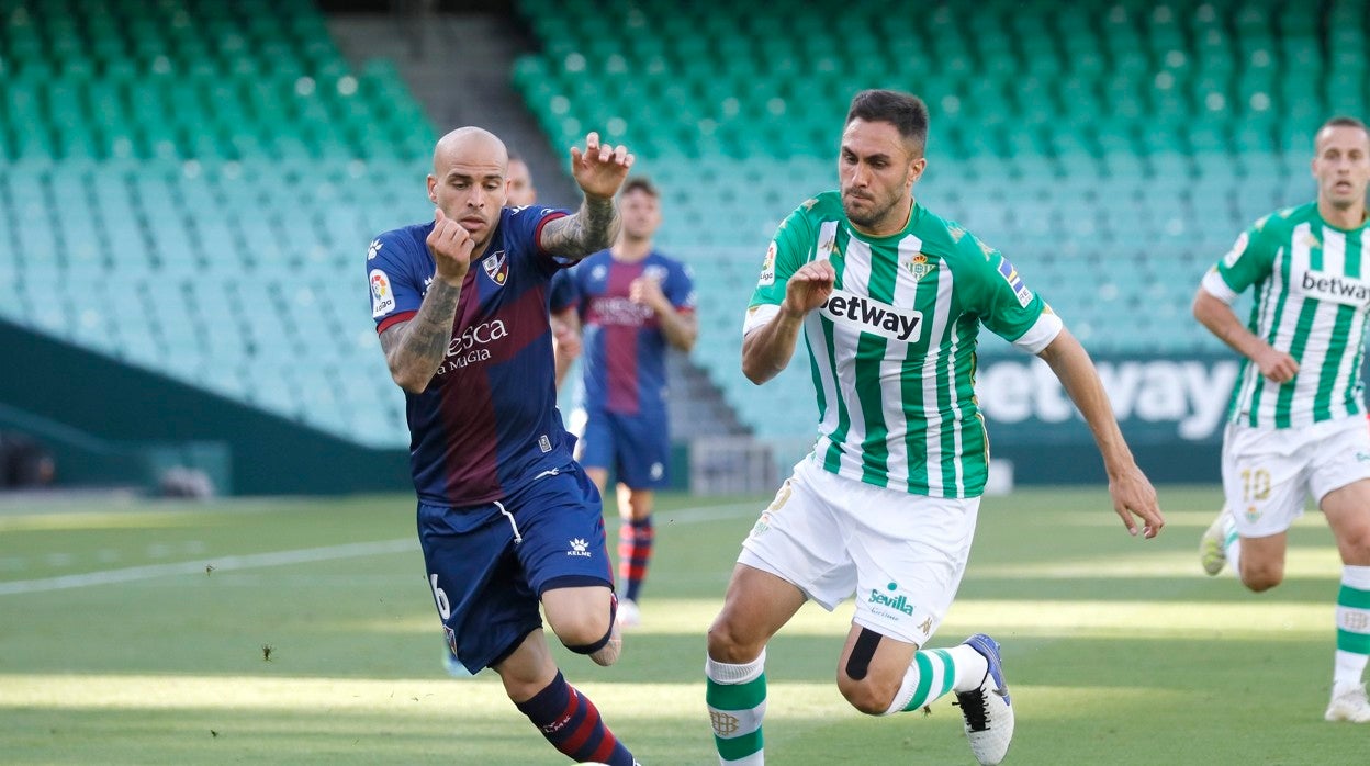 Víctor Ruiz pugna con Sandro por un balón durante el Betis-Huesca