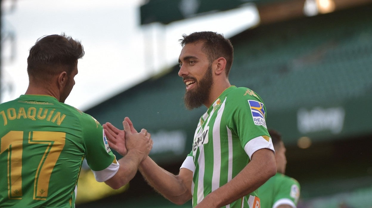 Borja Iglesias y Joaquín se saludan tras el gol del gallego al Huesca