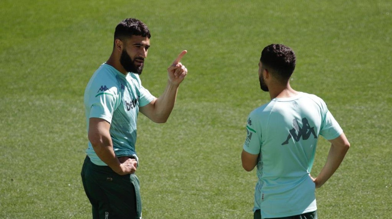 Nabil Fekir habla con su hermano Yassin durante un entrenamiento del Betis