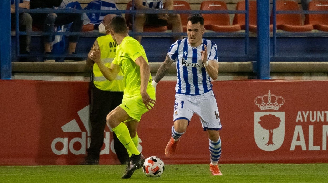 Álex Sola conduce el esférico durante el playoff de ascenso a Segunda división entre la Real Sociedad B y el Andorra