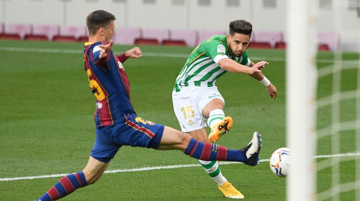 Álex Moreno, en un partido ante el FC Barcelona