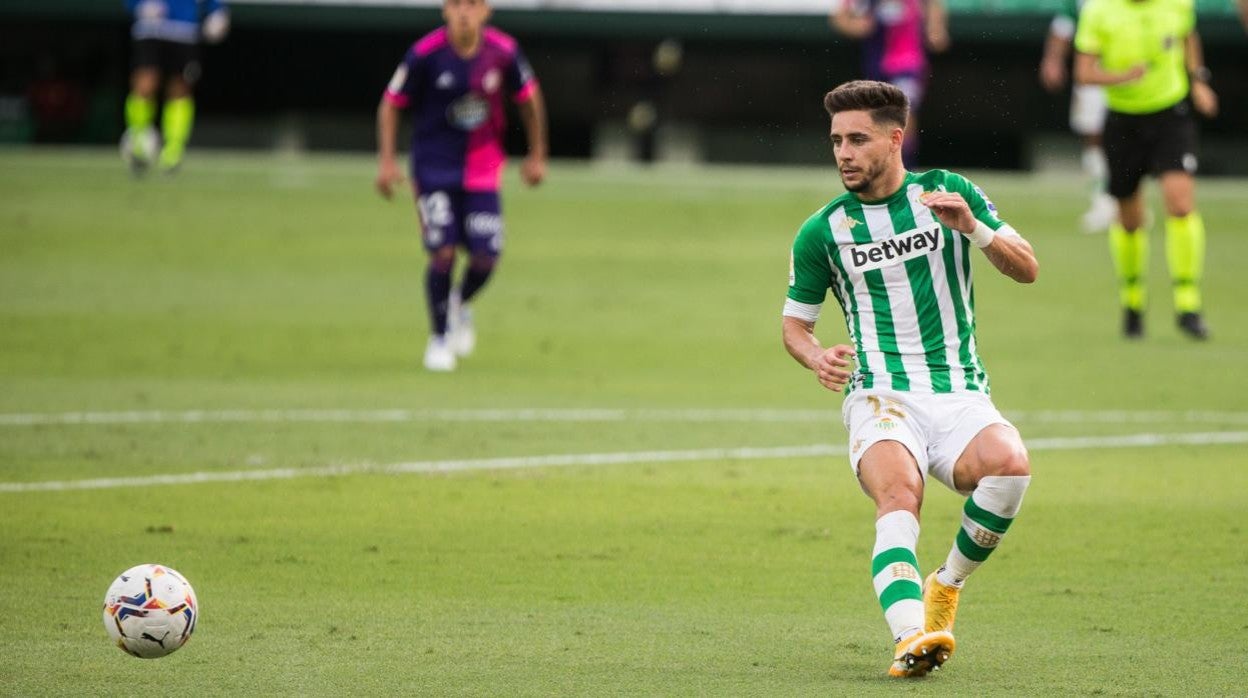 Álex Moreno recibe un balón durante un partido con el Betis