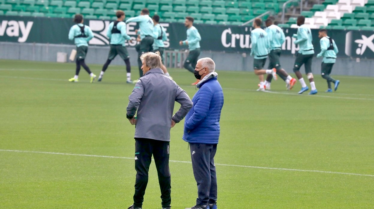 Pellegrini dialoga con Cordón durante un entrenamiento del Real Betis