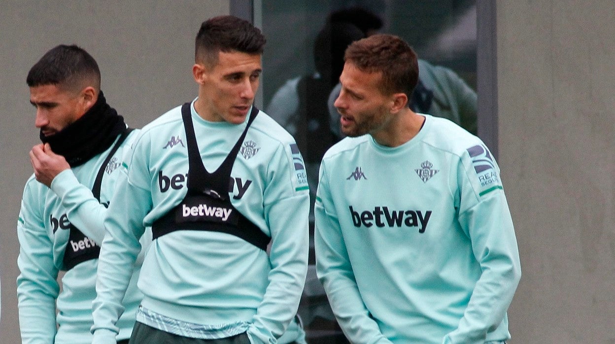Tello y Canales bromean durante un entrenamiento del Betis