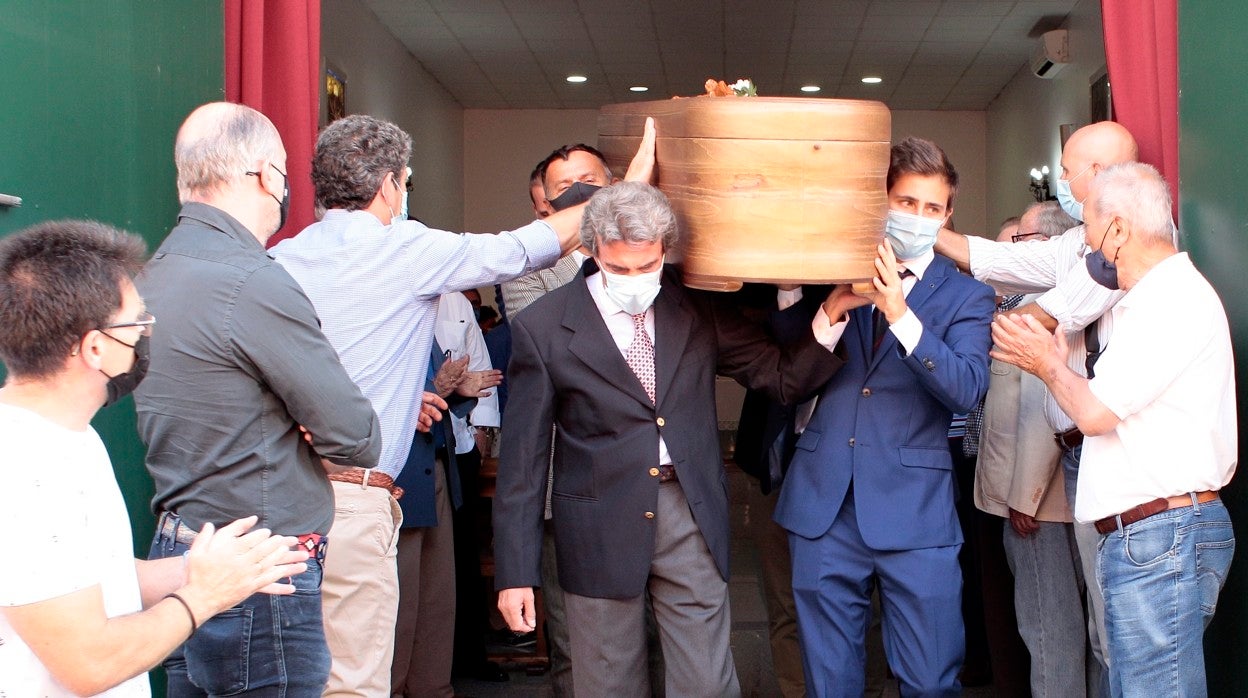 Los familiares de Luis del Sol portan su féretro, ayer en el tanatorio de Coria