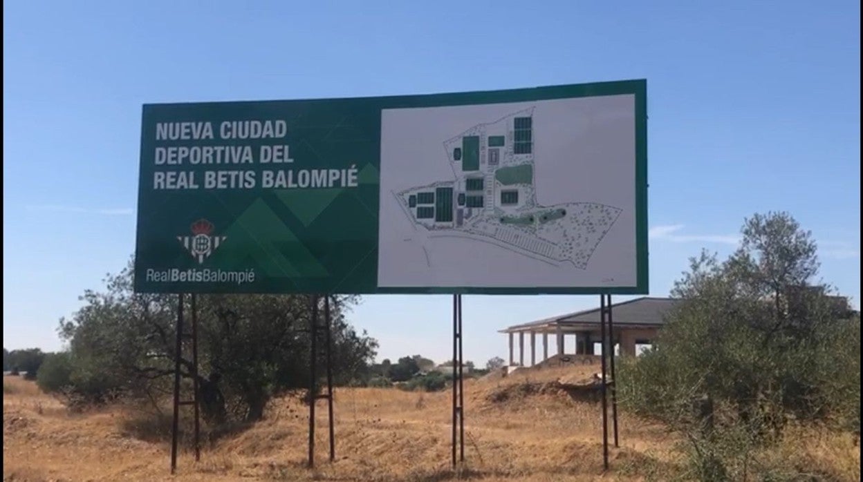 Valla de anuncio en los terrenos de la nueva ciudad deportiva del Betis