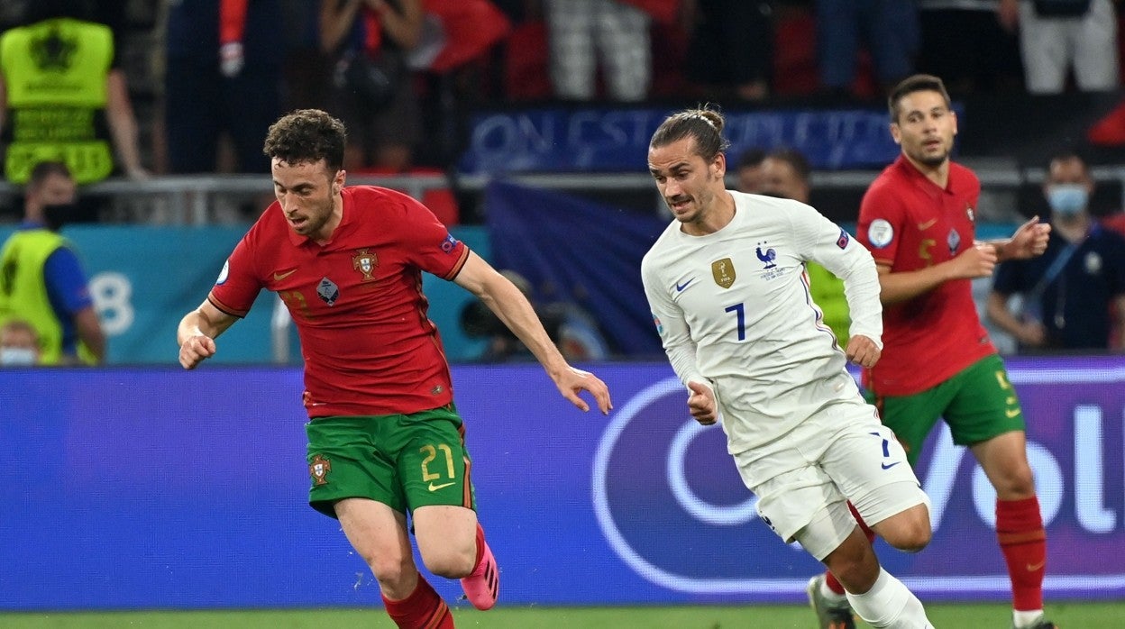 Diogo Jota y Griezmann disputan el balón durante el Portugal-Francia disputado hoy
