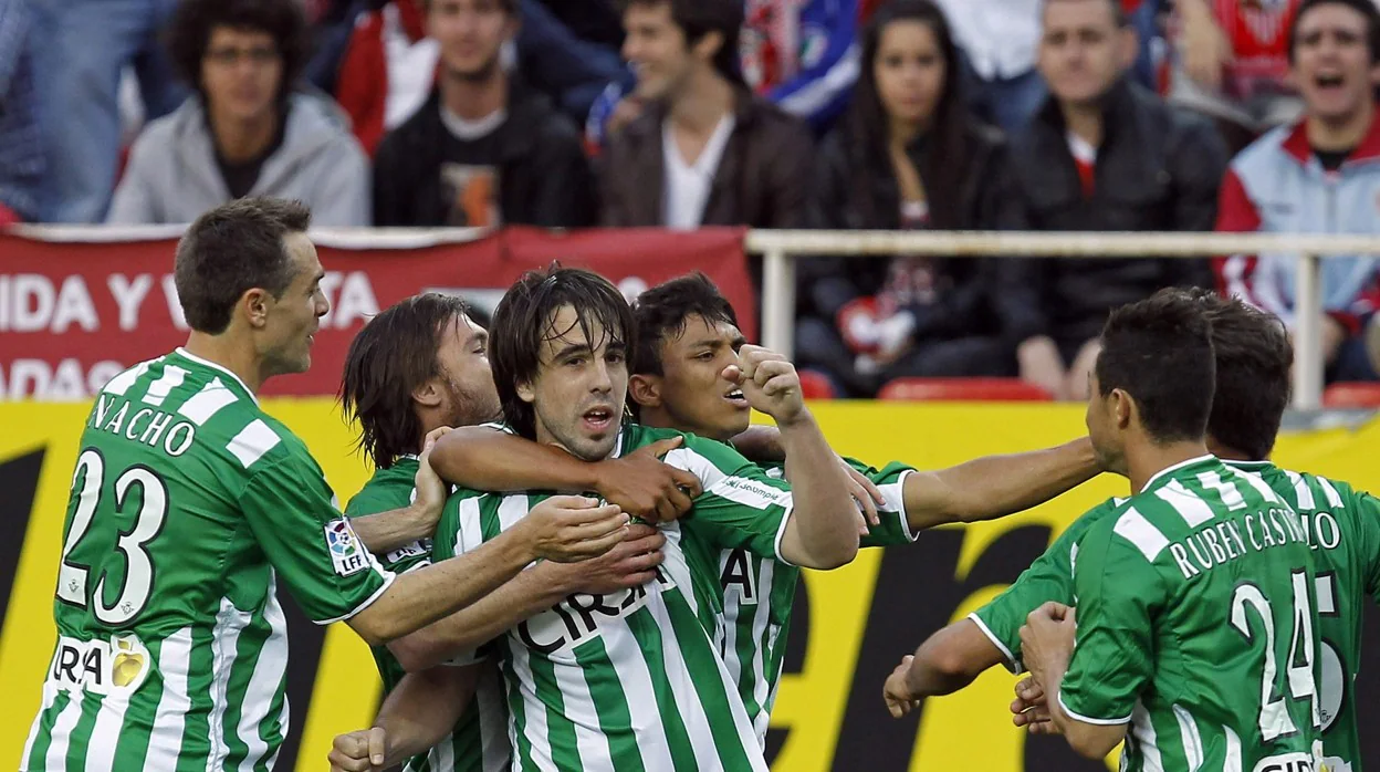 Los jugadores del Betis celebran junto a Beñat uno de los goles del vasco en el derbi de Nervión del año 2012