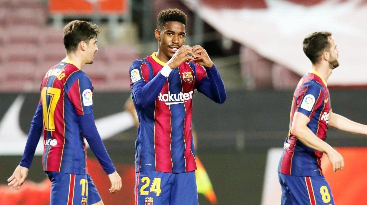 Junior Firpo celebra un gol con el Barcelona