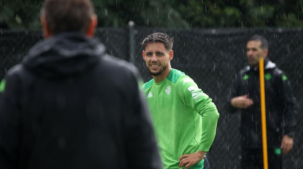 Álex Moreno, durante un entrenamiento del Betis en la concentración de Bad Ragaz