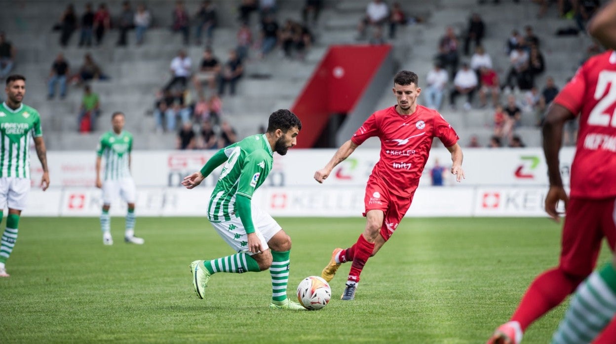 Yassin Fekir conduce un balón durante el choque ante el Winterthur