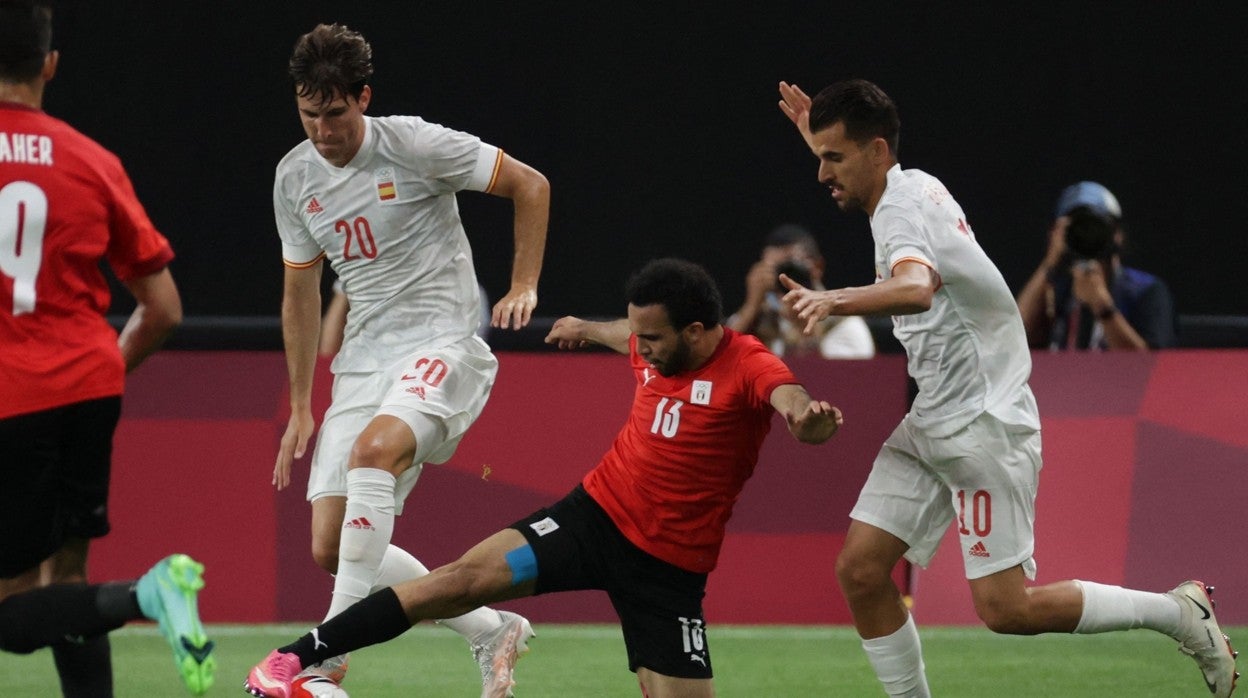 Miranda y Ceballos pelean por un balón con Eraky en el Egipto - España