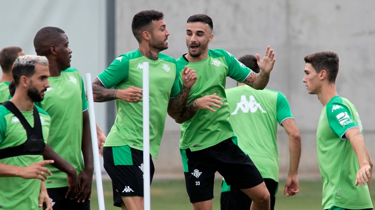 Robert salta junto a Camarasa durante un entrenamiento del Betis en esta pretemporada