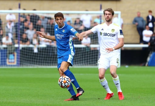Edgar da un pase ante Bamford durante el Leeds - Betis