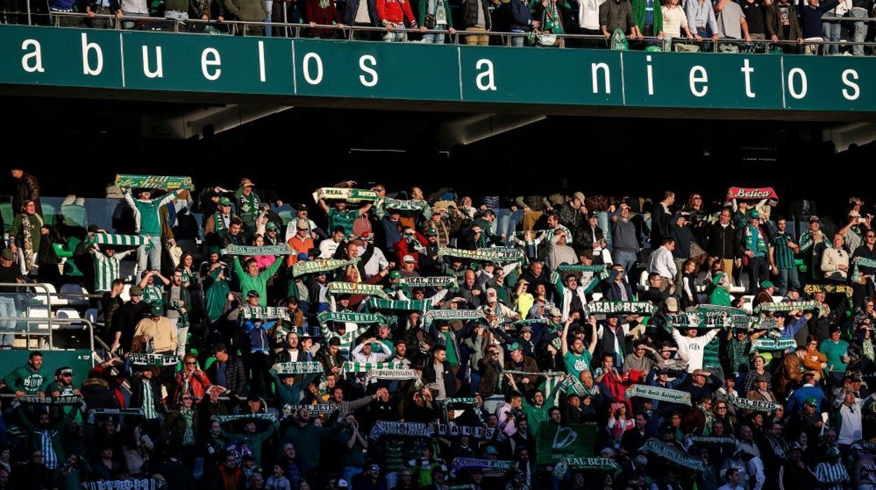 Imagen de las gradas del Benito Villamarín con público en un encuentro anterior a la pandemia