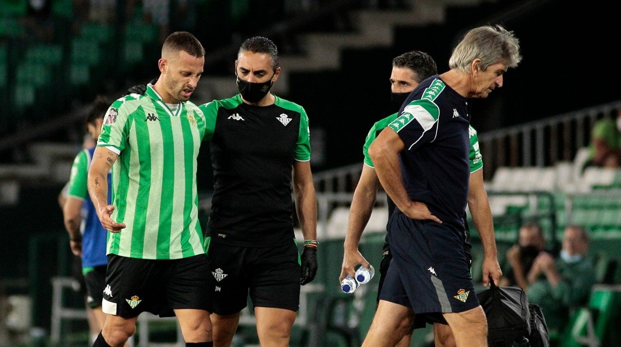 Canales abandona el terreno de juego con claro signos de dolor