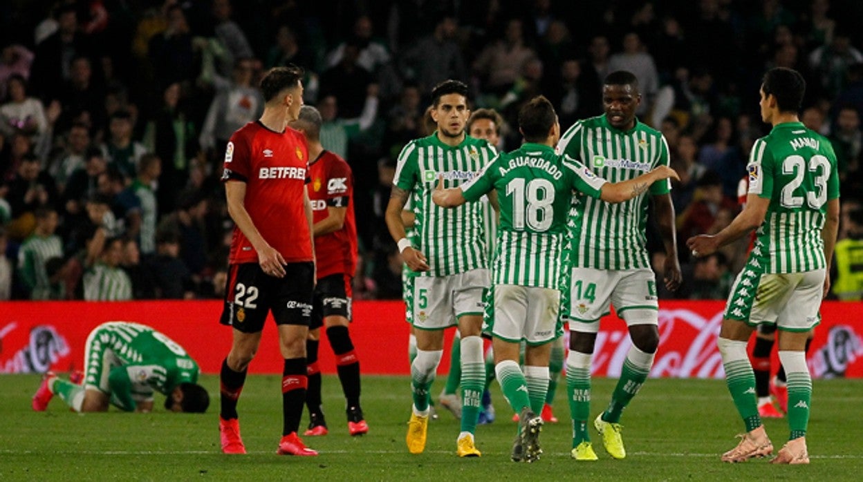 Los jugadres del Real Betis celebran uno de los tantos en el último encuentro ante el Mallorca