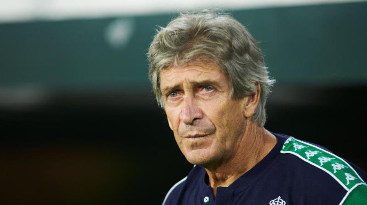 Manuel Pellegrini durante el duelo del Real betis ante la Roma