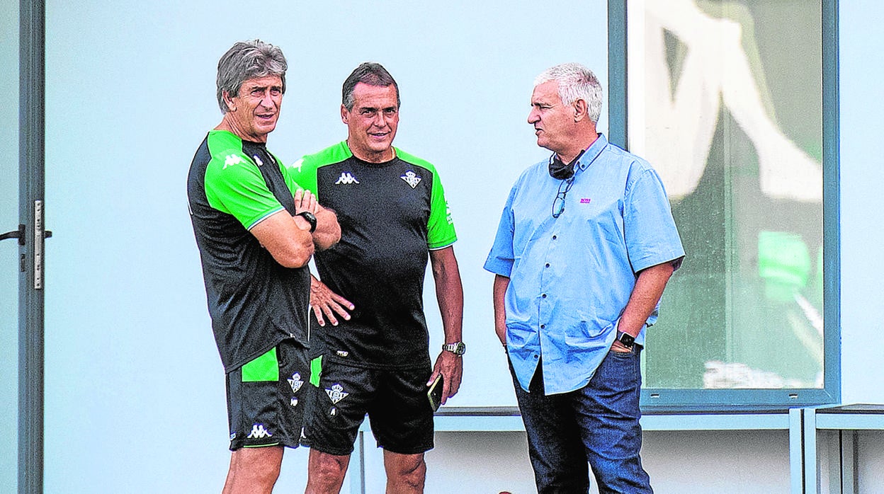 Manuel Pellegrini, Alexis Trujillo y Antonio Cordón, en la ciudad deportiva
