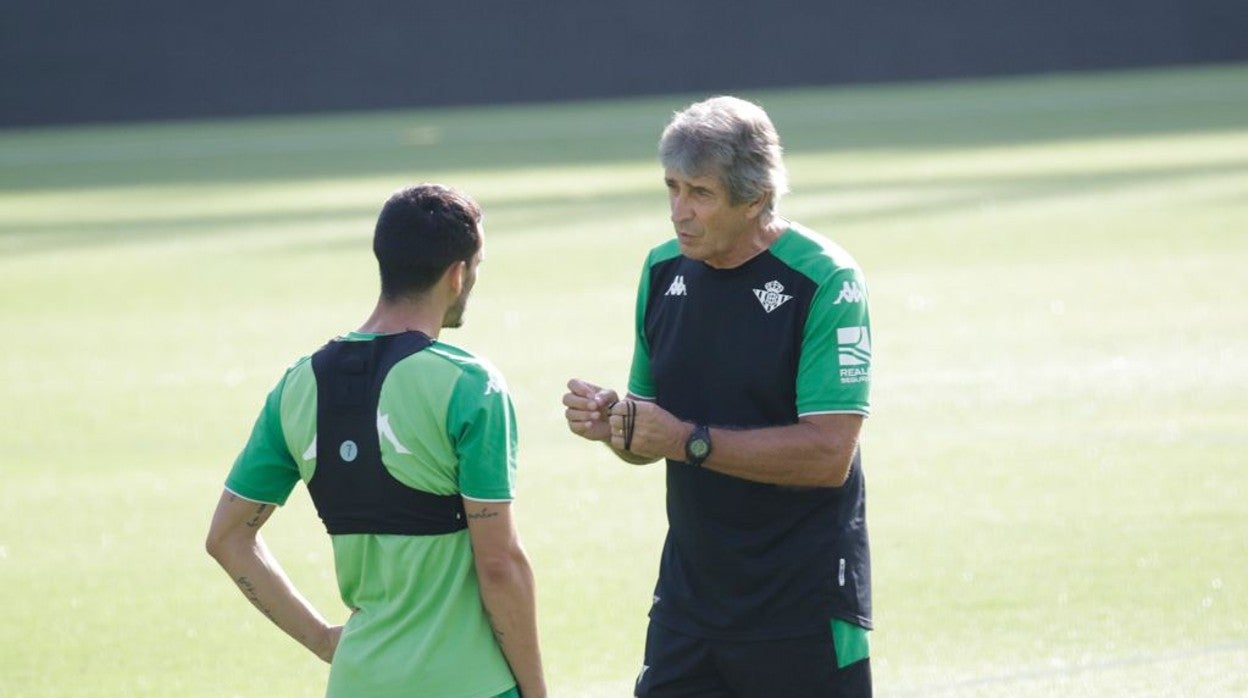 Pellegrini le da unas indicaciones a Juanmi en el entrenamiento de hoy