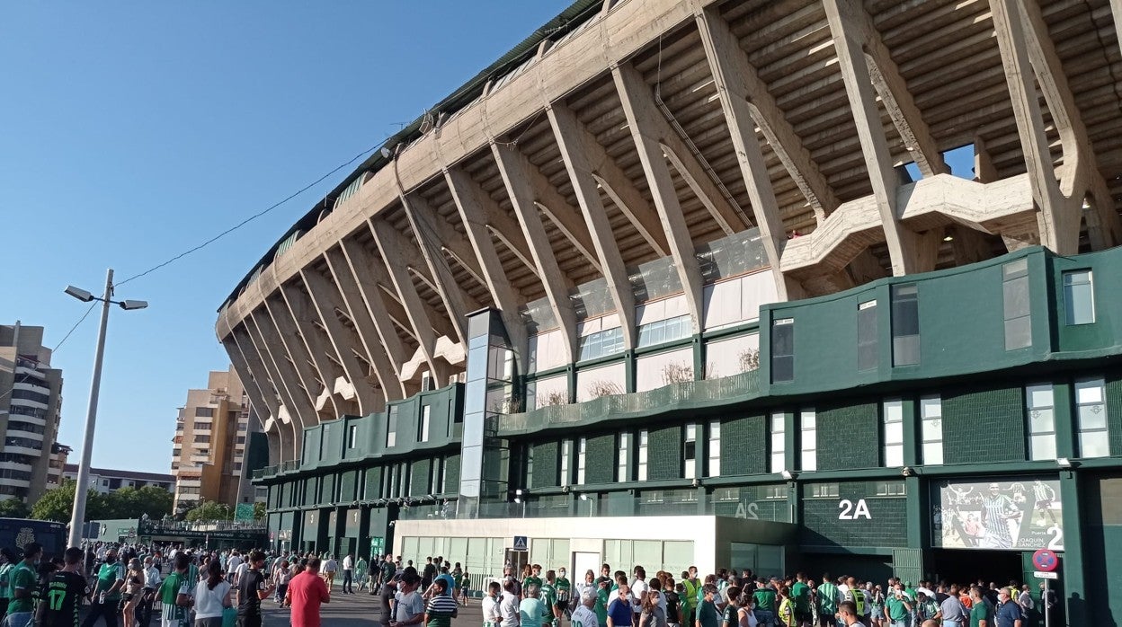 La afición del Betis vuelve a vivir un partido oficial en el Benito Villamarín