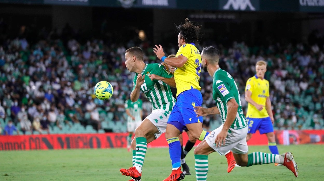 Canales disputa un balón con Espino en el encuentro de hoy