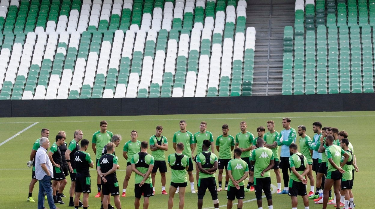 Pellegrini habla con los futbolistas del Real Betis en el entrenamiento de ayer