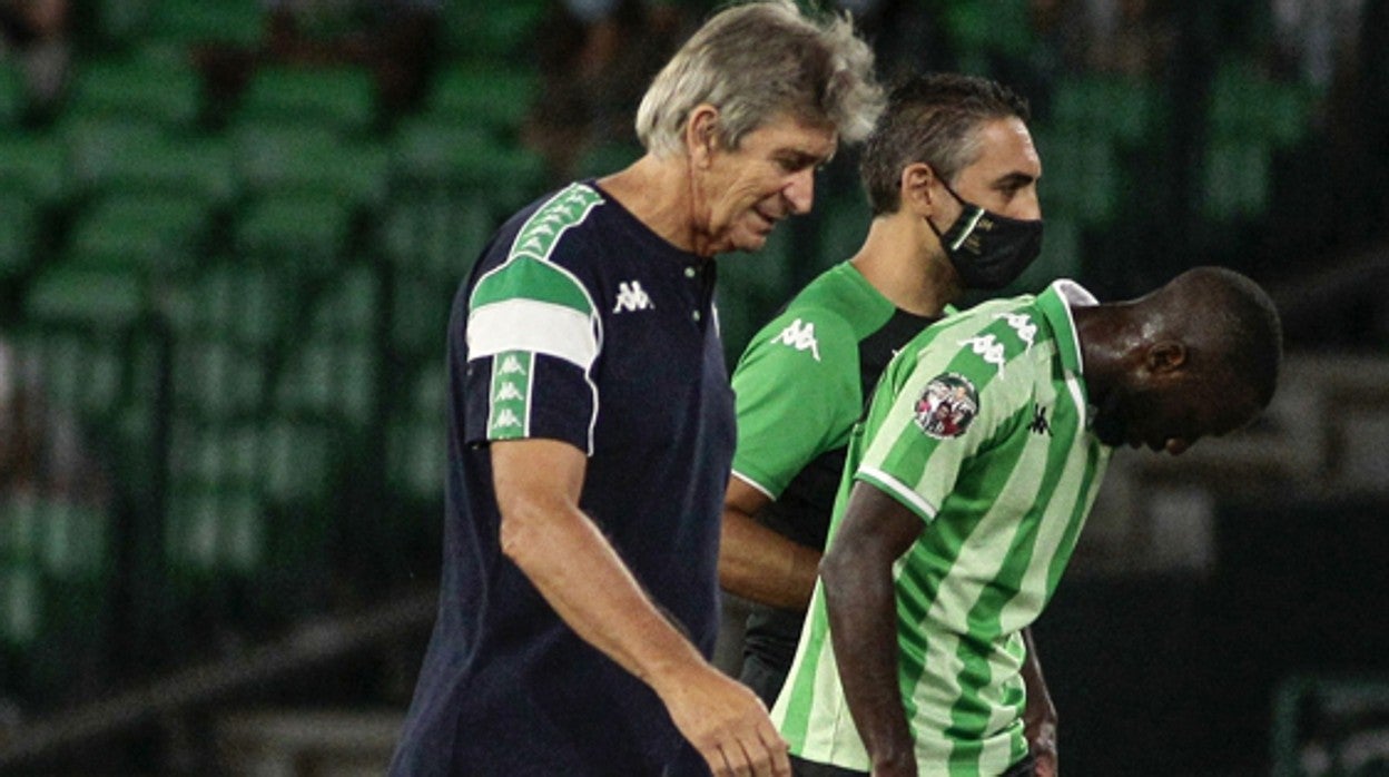 Pellegrini acompaña a Sabaly tras lesionarse éste contra la Roma