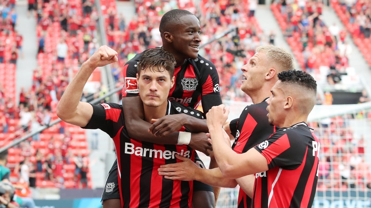 Varios jugadores del Bayer Leverkusen celebran uno de los goles marcados ante el Borussia Mönchengladbach