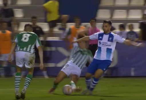 No se aprecia impacto en la jugada entre Baró y Vega