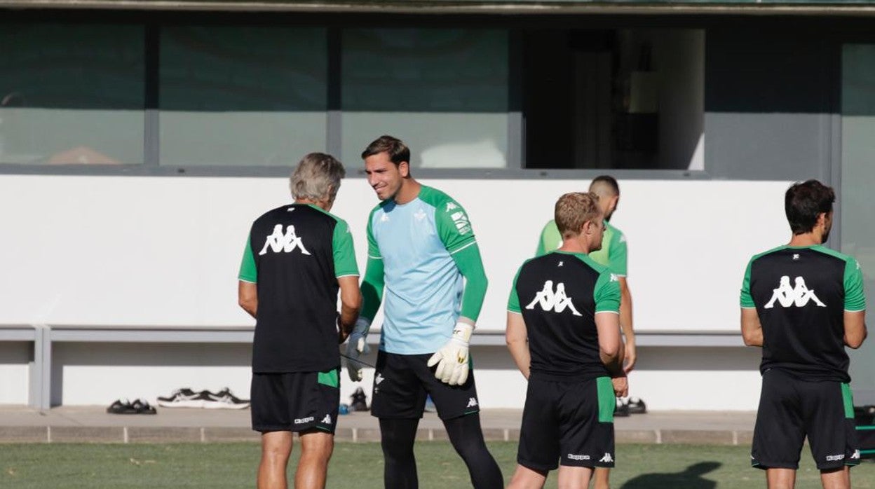 Pellegrini y Joel Robles dialogan durante el entrenamiento del Betis