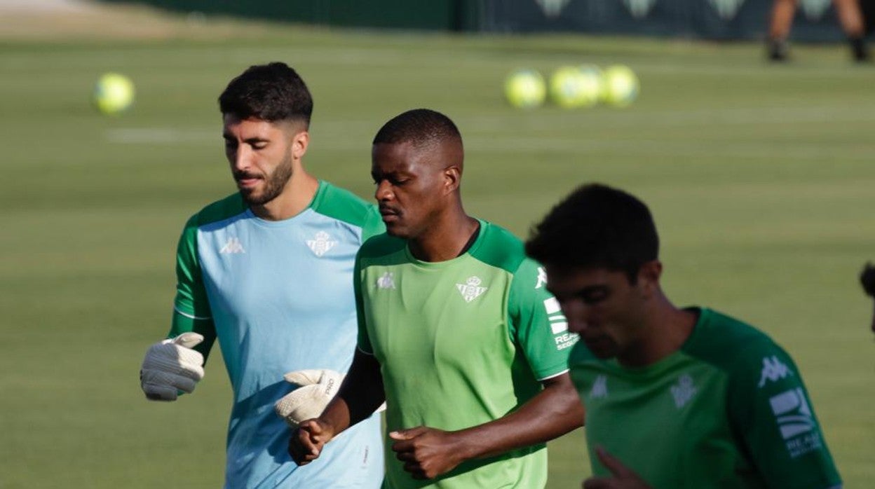 William Carvalho hace carrera continua en el entrenamiento del Betis junto a Rui SIlva y Edgar
