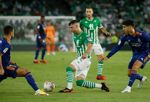 Guido disputa un balón durante el Real Betis-Real Madrid