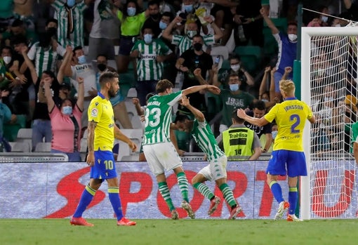 Juanmi y Miranda, tras el gol del Real Betis ante el Cádiz CF