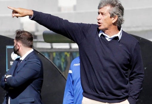 El técnico chileno realiza una indicación en un partido Real Betis