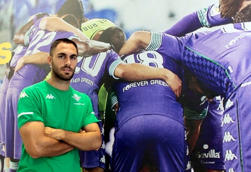 Víctor Ruiz, ante un mural del Betis en la ciudad deportiva