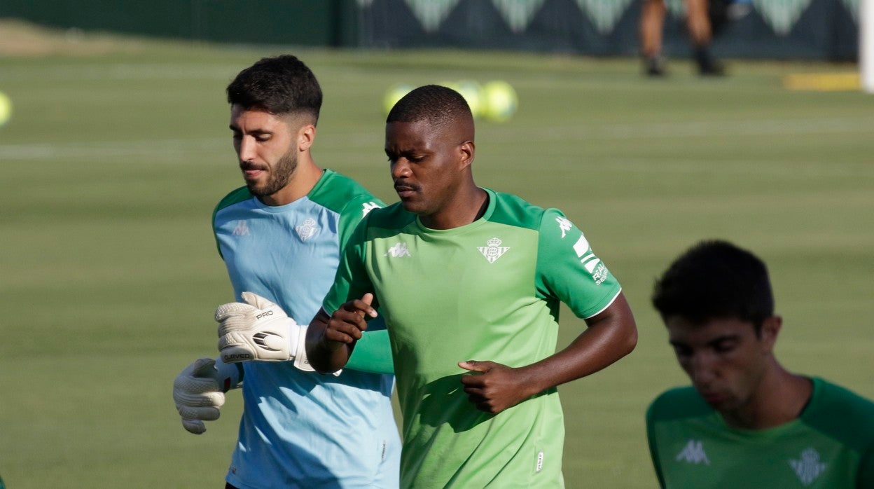 William Carvalho, entre Rui Silva y Edgar, en un entrenamiento del Betis
