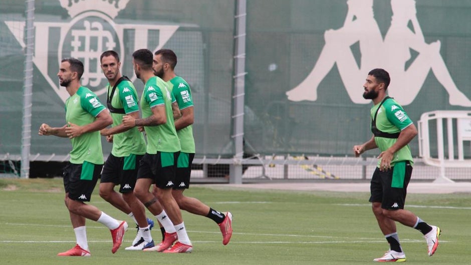 Martín Montoya, la gran novedad en el entrenamiento del Betis
