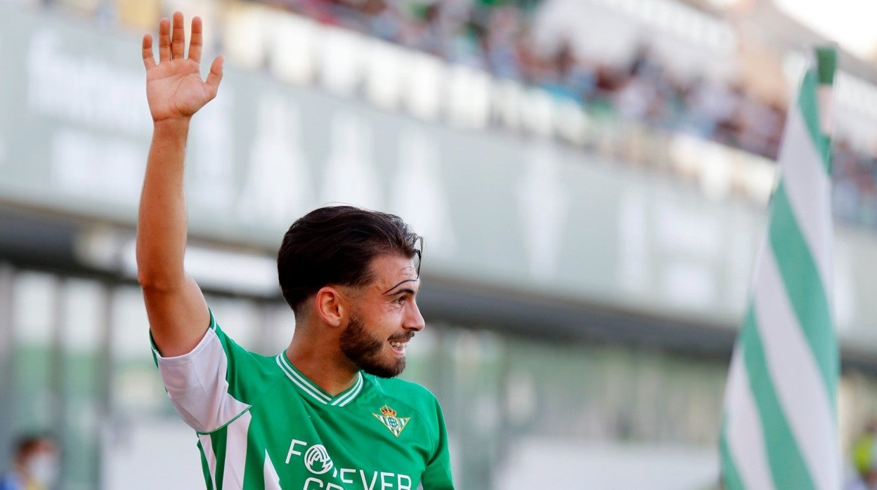 Lara señala jugada a la salida de un córner que él mismo bota