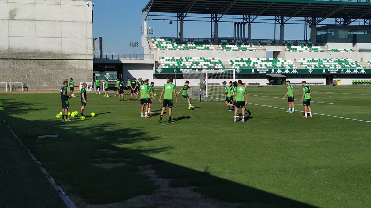 Los jugadores del Real Betis se han ejercitado en la ciudad deportiva verdiblanca para seguir preparando el choque ante el Granada CF