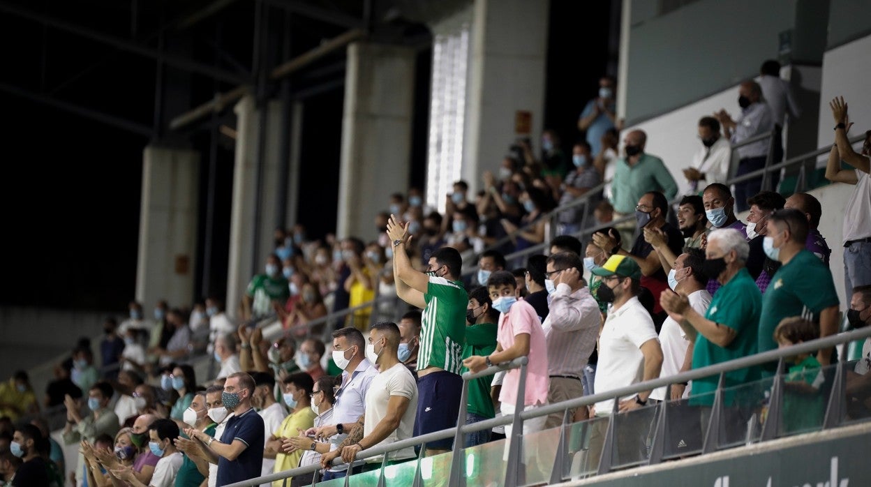 Los aficionados béticos celebran el último triunfo del Betis Deportivo