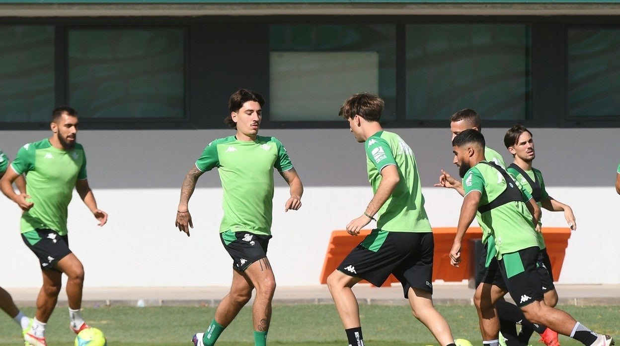 Bellerín, que será titular ante el Granada, avanza con el balón en el entrenamiento del Betis