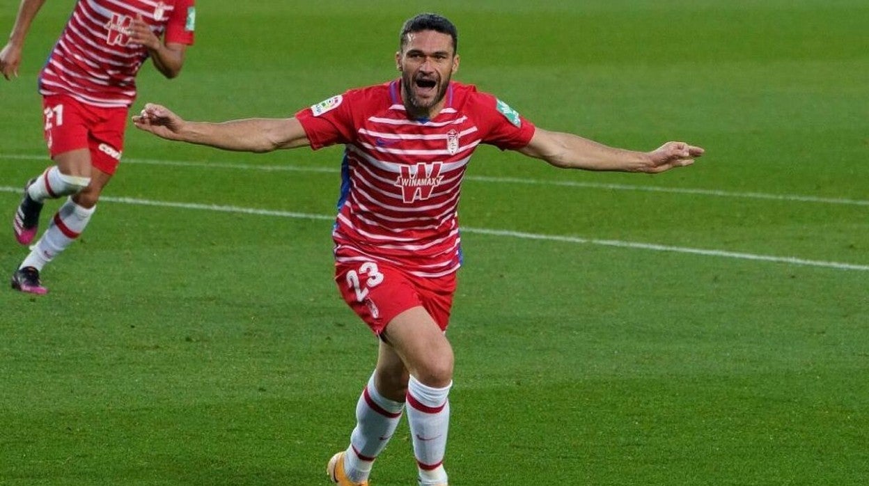 Jorge Molina celebra un gol con el Granada la pasada temporada