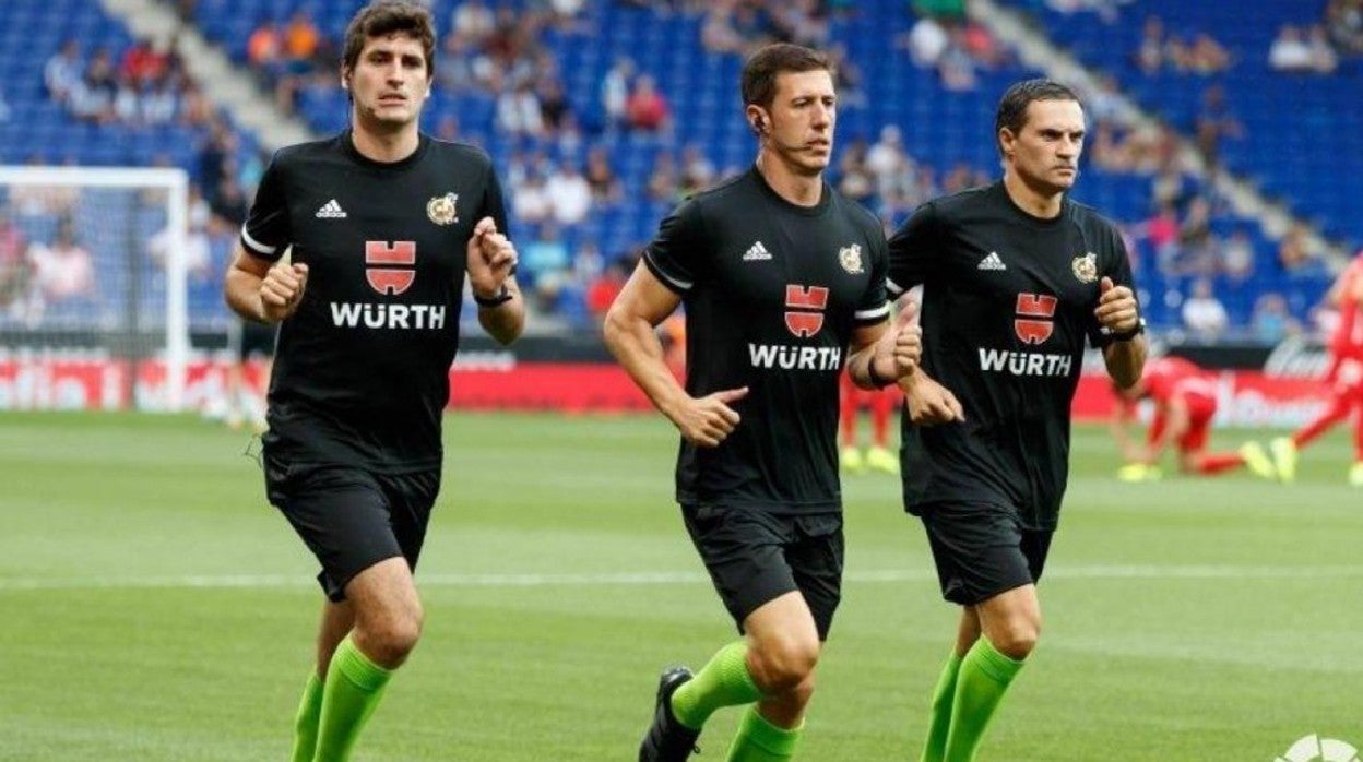 Soto Grado, en el centro, durante el calentamiento de un partido