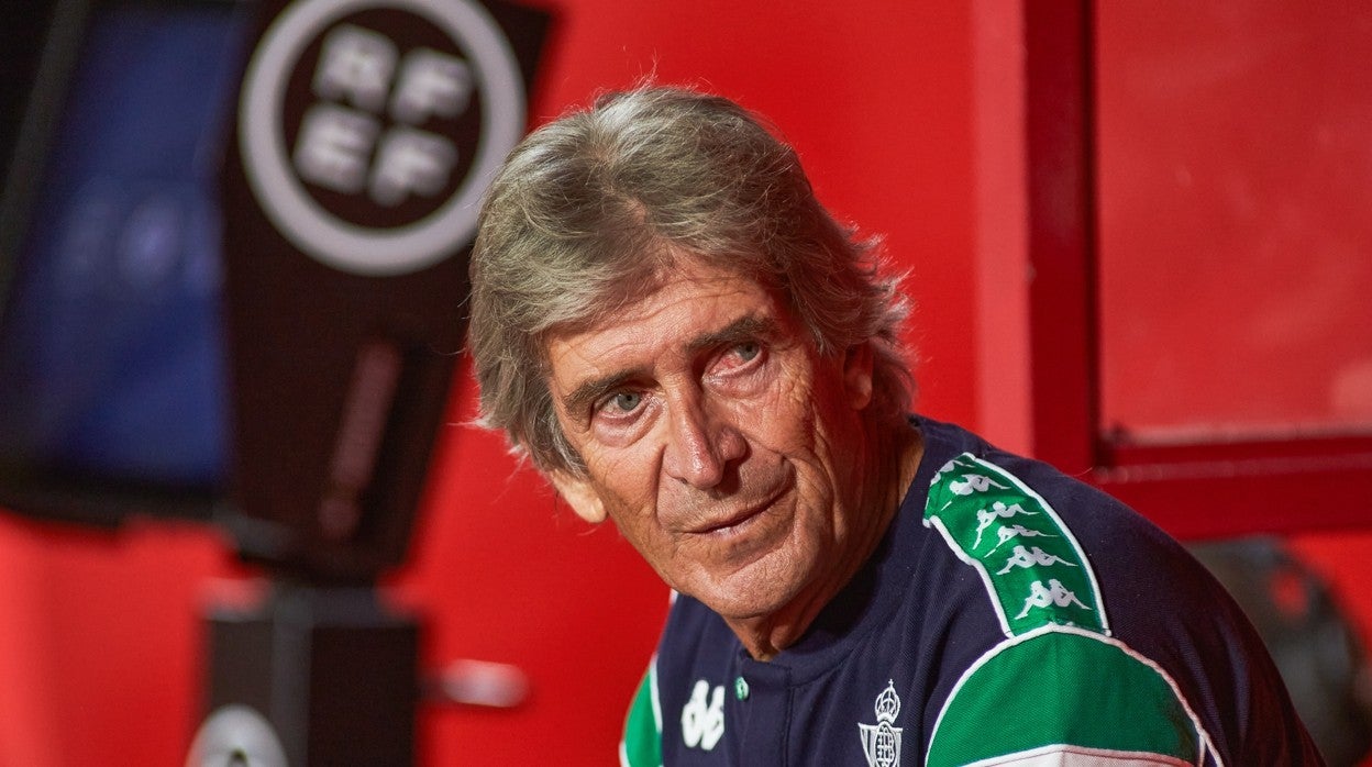 Manuel Pellegrini, en el banquillo del Nuevo Los Cármenes