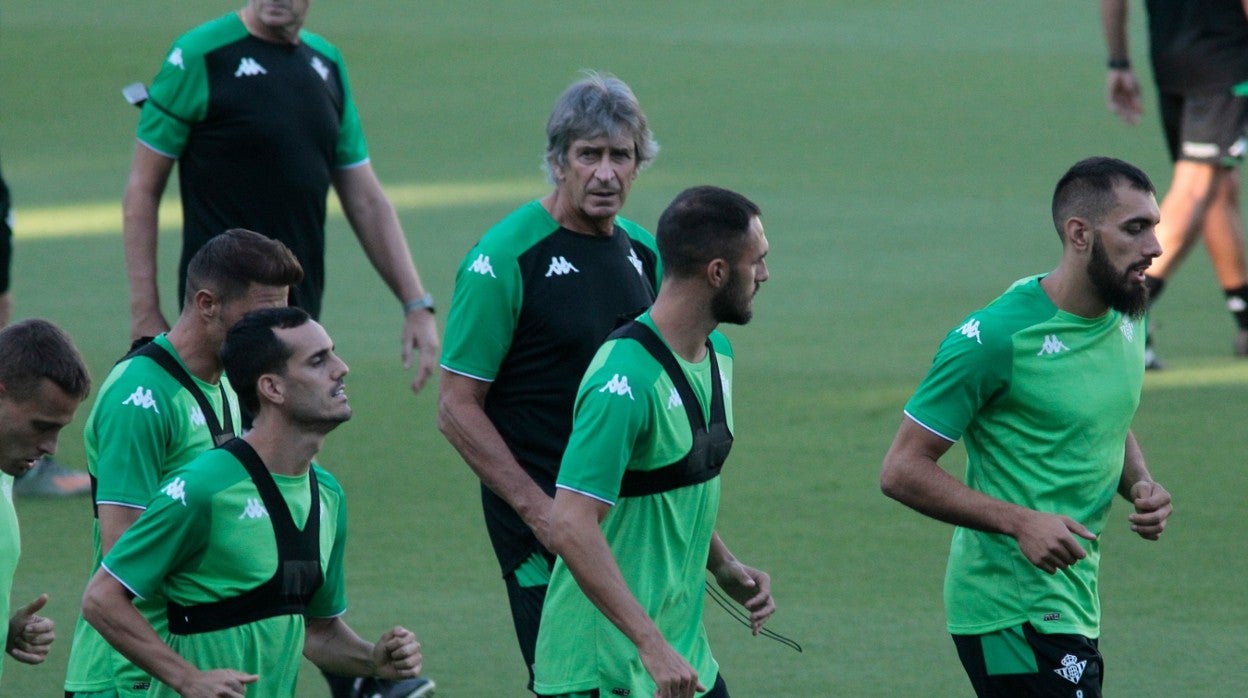 Pellegrini, en uno de los entrenamientos recientes de su equipo