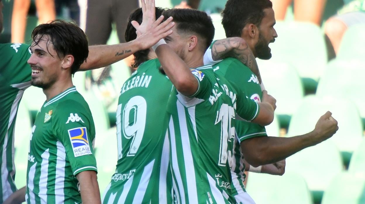 Willian José y los jugadores del Betis celebran el gol del brasileño ante el Espanyol